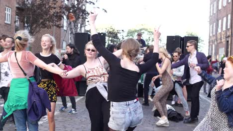Junge-Festival--Und-Partygänger-Genießen-Das-Leben-Auf-Einer-Open-Air-Straßenparty-Und-Tanzen-Gemeinsam-Als-Freunde