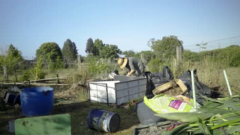 Frau-Baut-Einen-Kompostbehälter-Auf-Einem-Bauernhof