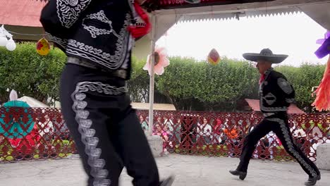 Zeitlupenaufnahme-Eines-Charros-Teams,-Das-In-Einer-Pueblo-Magico-Stadt-In-Mexiko-Tanzt
