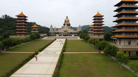 Drohnen-Luftaufnahme-Nach-Vorne,-Niedrige-Flugansicht-Des-Fo-Guang-Shan-Golden-Buddha-Museumskomplexes