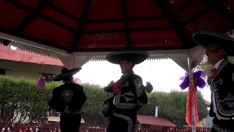 Zeitlupenaufnahme-Eines-Paares,-Das-Traditionelle-Musik-In-Mexiko-Stadt-Tanzt