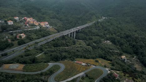 Die-üppigen-Baumkronen-In-Moneglia-Zeigen-Teile-Einer-Autobahn,-Die-Eines-Der-Täler-Durchquert,-Die-Die-Italienische-Landschaft-Ausmachen
