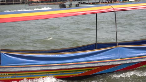 Traditionelles-Longtail-Boot-Mit-Automotor,-Das-Im-Fluss-Chao-Phraya,-Bangkok,-Thailand,-Zeitlupe-Segelt