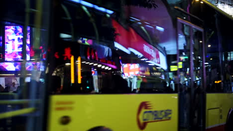 Belebte-Kreuzung-Im-Großraum-Hongkong-Am-Abend---Zeitraffer