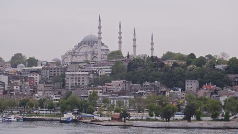 Vista-Del-Paisaje-De-La-Mezquita-Turca-A-Través-Del-Cuerno-De-Oro,-Estambul,-Turquía,-Al-Atardecer