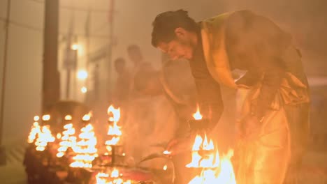 Los-Sacerdotes-Preparando-El-Deepam-Para-La-Ceremonia-Hindú-Ganga-Aarti-En-Varanasi,-Uttar-Pradesh,-India