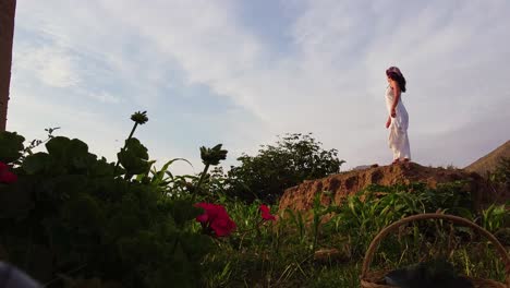 Frau-Mit-Weißem-Kleid-Genießt-Frische-Luft-Unter-Der-Sonne,-Lima,-Peru