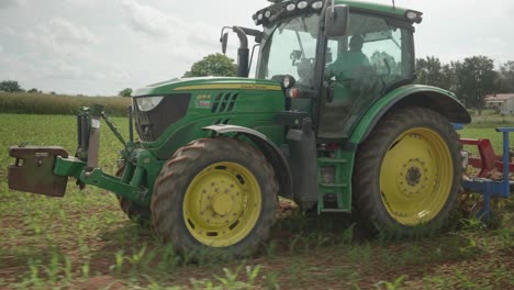 Verfolgen-Sie-Die-Aufnahme-Eines-John-Deere-Traktors-Auf-Einem-Bauernhof-In-Der-Vendée,-Frankreich