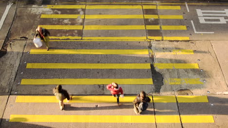 Multitud-De-Personas-Cruzando-El-Carril-Peatonal-Amarillo-En-Hong-Kong-En-Un-Día-Soleado---Timelapse