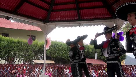 Zeitlupenaufnahme-Eines-Paares,-Das-In-Mexiko-Traditionelle-Musik-Tanzt