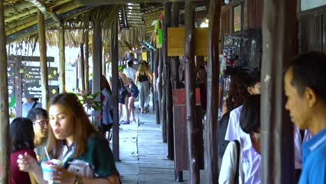 Cámara-Lenta-De-Turistas-Y-Tailandeses-Locales-Caminando-En-El-Antiguo-Parque-Siam-Junto-A-Tiendas-Y-Restaurantes