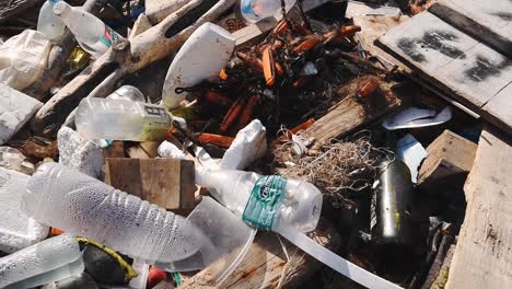 Plastikflaschen-Und-Andere-Abfälle-Liegen-Zusammen-Mit-Dem-Alten-Holz-Auf-Der-Mülldeponie-Von-Hongkong