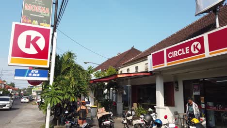 Entrada-A-La-Tienda-Circle-K-En-Bali,-Indonesia,-Logotipo-De-Mini-Mercado,-Tienda-De-Conveniencia-Al-Aire-Libre,-Scooters-Y-Motocicletas,-Estableciendo-Una-Toma-A-La-Luz-Del-Día