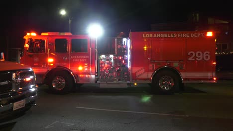 Feuerwehrautos-Untersuchen-Die-Szene-In-Der-Nacht