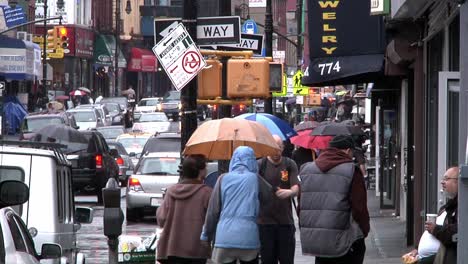 Blick-Auf-Die-Brooklyn-Street,-Die-An-Regnerischen-Tagen-Voller-Verkehr-Und-Fußgänger-Ist