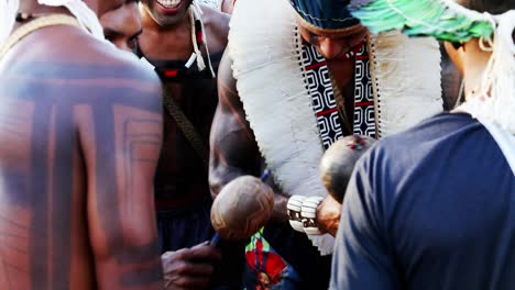 Indigene-Kämpfer-In-Brasilien-Tanzen-Und-Singen-Beim-Protest-Gegen-Die-Landabgrenzung