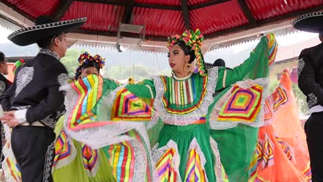 Toma-En-Cámara-Lenta-De-Una-Demostración-Pública-De-Danza-Tradicional-En-México.