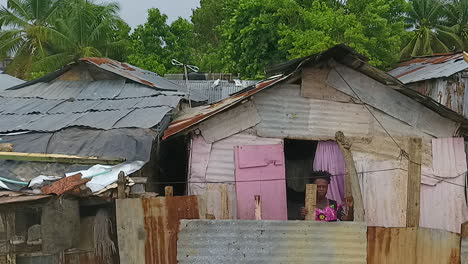 Luftaufnahme,-Drohnenaufnahme-Von-Frauen,-Häusern-Und-Häusern-Am-Fluss-Rio-Ozama,-In-Santo-Domingo,-Dominikanische-Republik