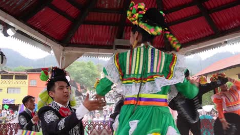 Toma-En-Cámara-Lenta-De-Bailes-De-Parejas-Al-Estilo-Tradicional-En-México