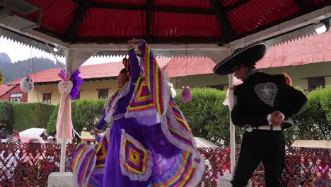 Toma-En-Cámara-Lenta-De-Baile-Tradicional-En-Pareja-En-Mineral-Del-Chico-México
