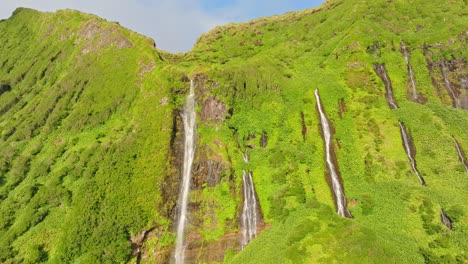 Close-up-view-of-the-Poço-Ribeira-do-Ferreiro-waterfall-at-Azores---Drone-shot