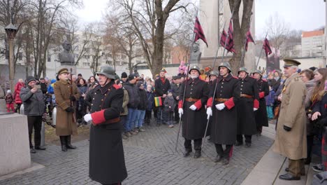 Viejos-Soldados-Lituanos-En-Cámara-Lenta-En-Uniforme-Marchando-Con-Banderas-En-Un-Desfile-En-Kaunas-Para-La-Restauración-Vasario-Del-Festival-Estatal