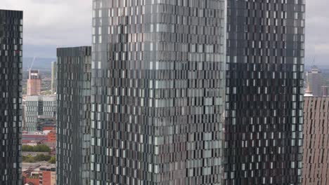 Rascacielos-Geométricos-Contemporáneos-Vista-Aérea-A-Través-Del-Horizonte-De-Rascacielos-Del-Centro-De-La-Ciudad-De-Manchester-Deansgate