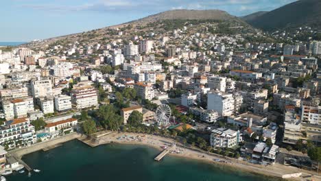 Toma-De-Establecimiento-De-La-Playa-De-Saranda,-Riviera-Albanesa.-Verano