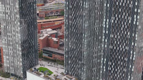 Luftaufnahme-Von-Manchester-Deansgate,-Absteigendes-Modernes-Wolkenkratzerprojekt-Im-Stadtzentrum-Im-Geschäftsviertel