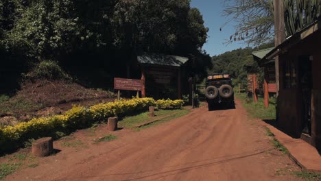 Vehículo-De-Safari-Por-Un-Camino-De-Tierra,-El-Parque-Nacional-Aberdare,-Kenia,-En-Un-Día-Soleado