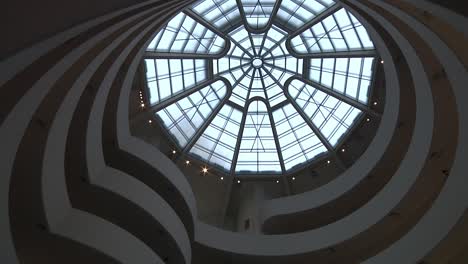 Escalera-De-Caracol-Interior-Con-Techo-De-Cristal-Frente-Al-Museo-Frank-Lloyd-Wright-Guggenheim