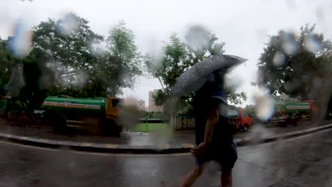 Mann-Mit-Regenschirm-Und-Gesichtsmaske,-Der-An-Einem-Regnerischen-Tag-Auf-Der-Straße-In-Mumbai,-Indien,-Läuft
