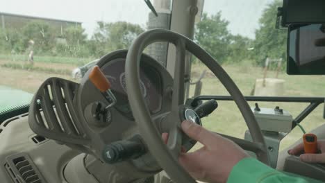 Innenansicht-Eines-Bauern,-Der-Einen-Traktor-Fährt