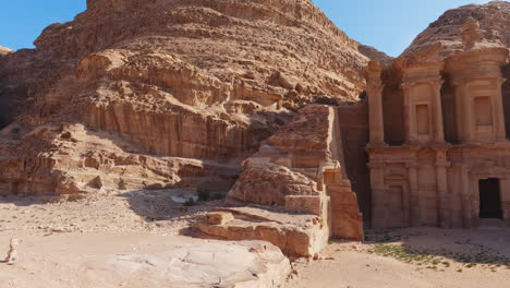 Toma-Panorámica-Del-Monasterio-En-El-Sitio-Arqueológico-De-Petra-Jordan.