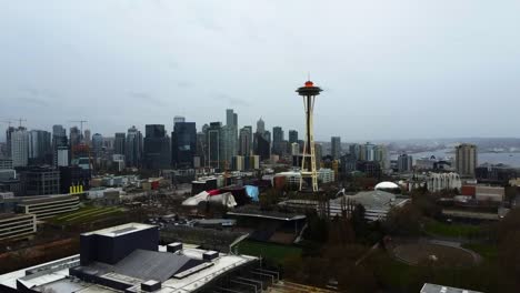 Aerial-view-rising-toward-the-Space-Needle-and-the-cityscape-of-rainy-Seattle,-USA
