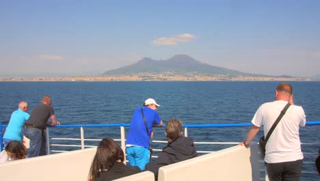 Tourists-Boat-Sailing-With-Travelers-Overlooking-Mount-Vesuvius-In-The-Gulf-Of-Naples-In-Capri-Islands,-Italy