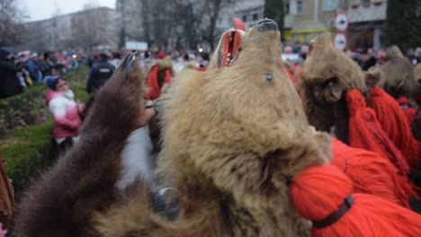 Von-Den-Teilnehmern-Durchgeführte-Rumänische-Rituale-–-Bärenmaskenparade-–-Nahaufnahme