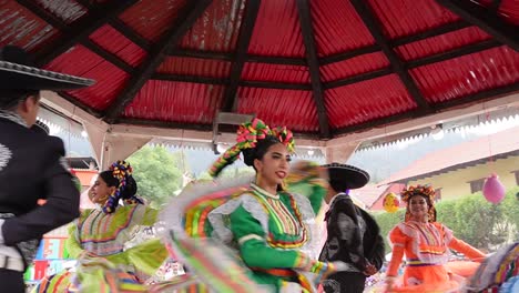 Zeitlupenaufnahme-Einer-öffentlichen-Vorführung-Verschiedener-Arten-Traditioneller-Tänze-In-Hidalgo,-Mexiko