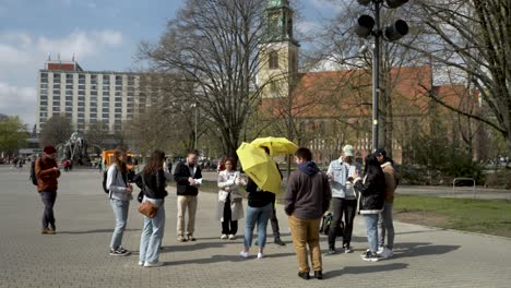 Los-Turistas-Se-Reunieron-Alrededor-De-Una-Guía-Caminante-En-Berlín-Cerca-De-La-Fuente-De-Neptuno.