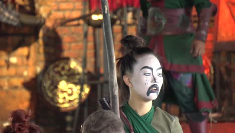 Maskierte-Schauspielerin-In-Traditioneller-Thailändischer-Tracht-Während-Eines-Open-Air-Spiels-Im-Antiken-Siam,-Erawan-Nationalpark,-Thailand,-Zeitlupe