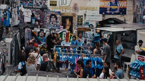 Vívidos-Murales-De-Maradona-En-Nápoles-Market-Street.