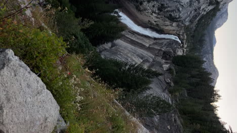 Vertikale-Ansicht-Des-Nevada-Falls-Am-Merced-River-Im-Yosemite-Nationalpark,-Kalifornien