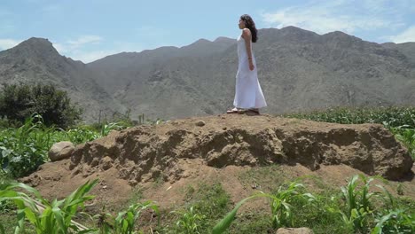 Mujer-Caminando-Libremente-En-La-Naturaleza-Salvaje-Posando-Frente-Al-Paisaje-De-Montañas,-Chancay,-Lima