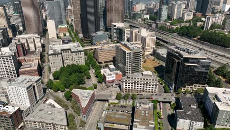 Seattle-Drohnenaufnahme,-Die-Die-Zahlreichen-Gerichtsgebäude-Der-Stadt-Zeigt