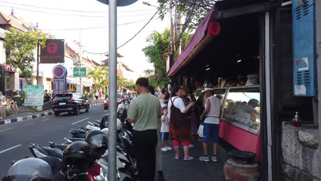Menschen-Versammeln-Sich-Bei-Tageslicht-Im-Italienischen-Eisrestaurant-Massimo-In-Sanur,-Bali,-Indonesien