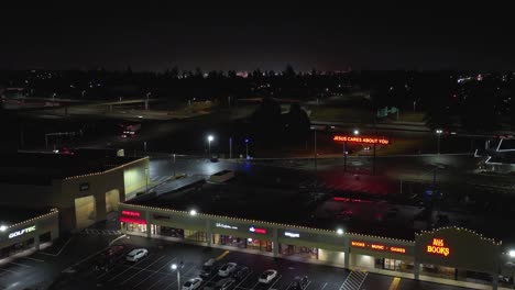 Jesus-Kümmert-Sich-Um-Dich-Schild,-Verkehr-Und-Geschäfte-In-Der-Nacht-In-Tacoma-City,-USA