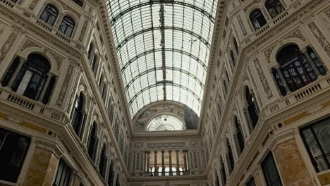 Das-Hoch-Aufragende-Glasdach-Der-Galleria-Umberto-In-Neapel