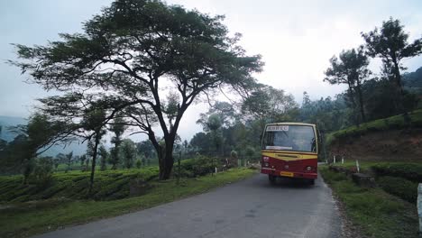 Autobús-Típico-De-Pasajeros-Que-Viaja-Por-Las-Montañas-En-Munnar,-Kerala,-India