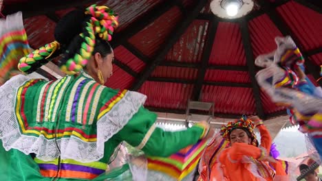 Zeitlupenaufnahme-Von-Paaren,-Die-In-Traditionellen-Kleidern-In-Mexiko-Tanzen
