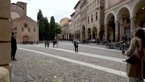 Piazza-Santo-Stefano-Mit-Menschen,-Die-Vorbeigehen-Und-Sich-Im-Café-Entspannen?